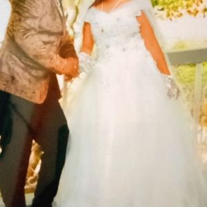 Wedding dress white colour cindrella dres  type size ajestabel